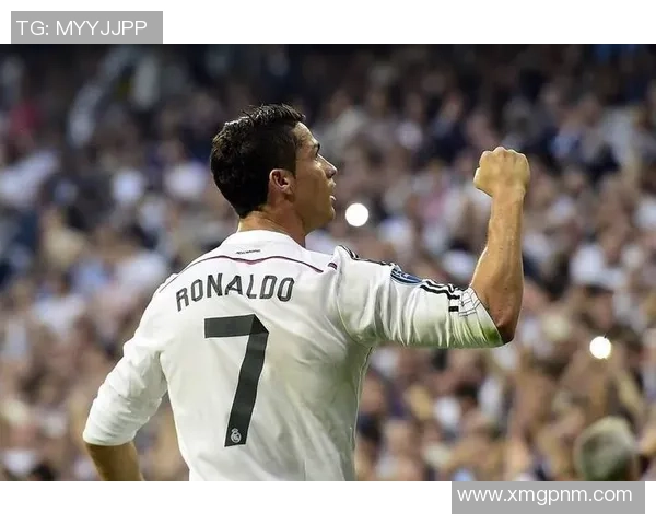 头戴头盔的足球明星们在赛场上的精彩瞬间与传奇故事