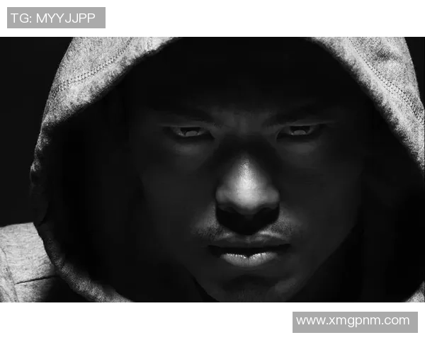 足球明星背影黑白艺术照展现运动之美与激情瞬间